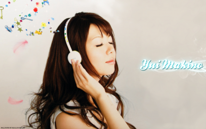 Yui Makino with headphones